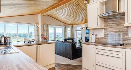 Superb lodge with luxurious and contemporary styling features.