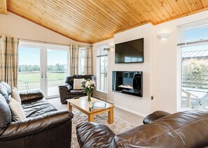 TV - Superb lodge with luxurious and contemporary styling features. (North Kessock, Inverness)