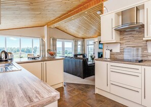 Jääkaappi, uuni, liesi, astianpesukone