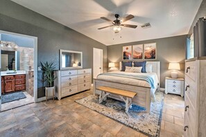 3 bedrooms, desk, WiFi, bed sheets - 3 Mi to Lake Havasu State Park: Family Home (Lake Havasu City)