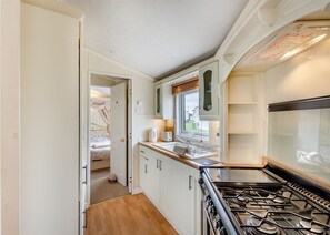 Fridge, oven, stovetop, toaster - 3 bedroom accommodation in Beckfoot, Silloth (Beckfoot, Silloth)