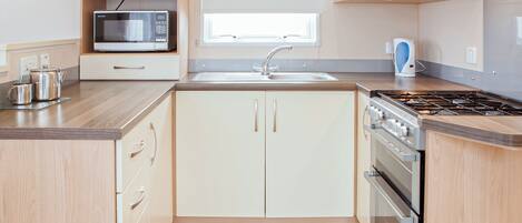 Kylskåp, ugn, spishäll och brödrost