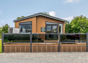 Exterior - Luxury Lodge Hot Tub (Pet) (Potterhanworth)