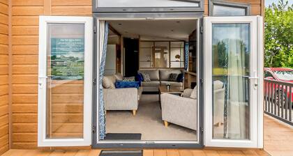 Luxury Lodge Hot Tub (Pet)