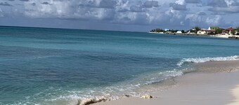 Sea Breeze Guest House - Grand Turk