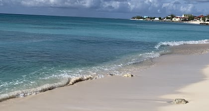 Sea Breeze Guest House - Grand Turk