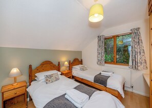 2 bedrooms, free WiFi - Timber lodge set high in an elevated position. (Webbery, Bideford)