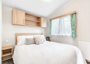 3 bedrooms - Modern and contemporary caravan. (Reynalton, Nr Narberth)