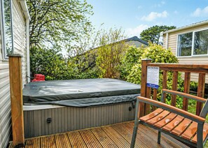 Outdoor spa tub - Modern and contemporary caravan. (Reynalton, Nr Narberth)