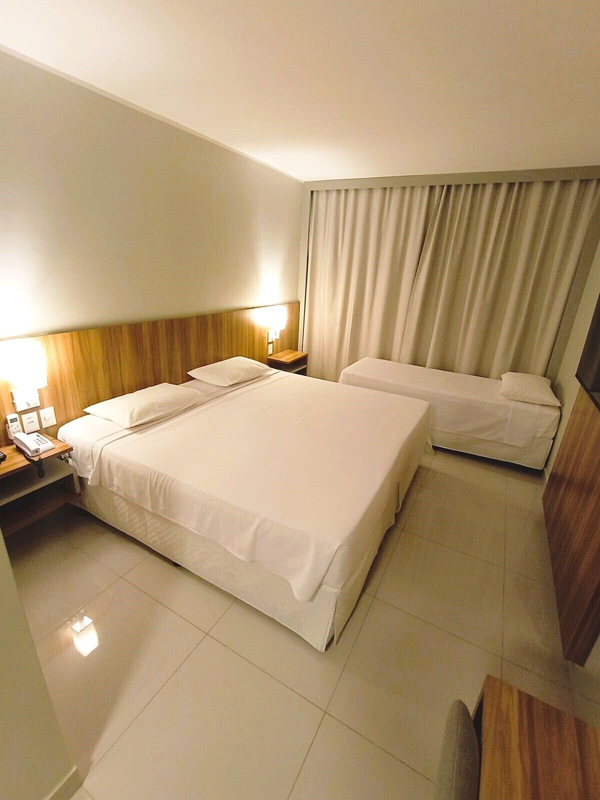 Minibar, bureau, espace de travail pour ordinateur portable