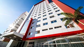 Vista frontal de la propiedad