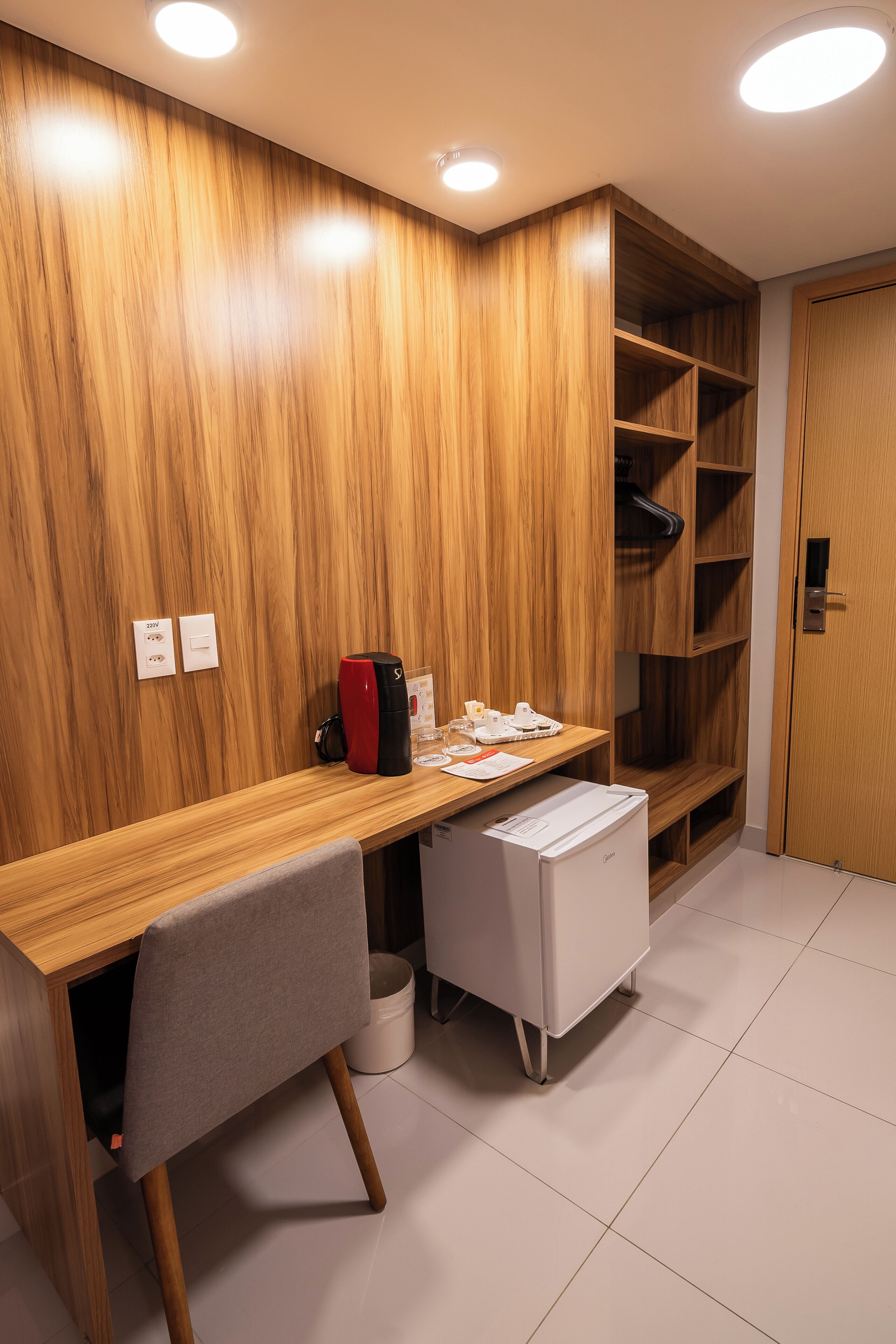 deluxe room | 1 bedroom, minibar, desk, laptop workspace