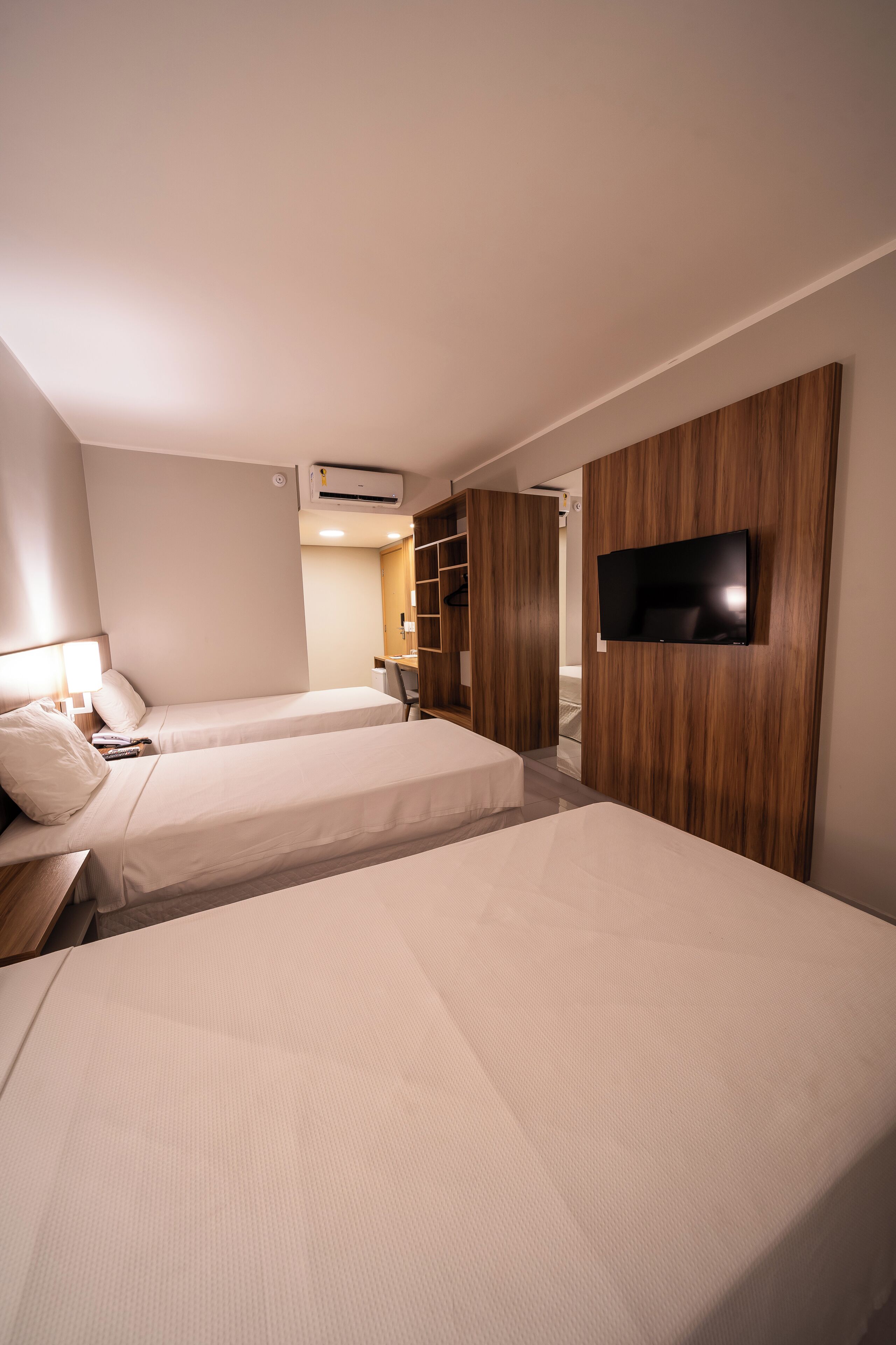 Quarto triplo standard, 3 camas de solteiro | Frigobar, escrivaninha, espaço de trabalho para notebook
