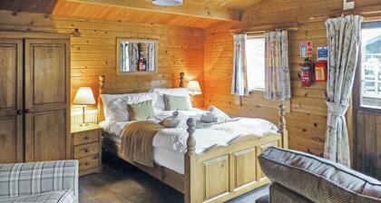 Studio timber lodge with one double.