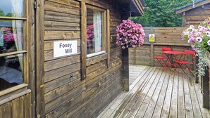 Outdoor dining - Studio timber lodge with one double. (Kentisbeare, Nr Cullompton)