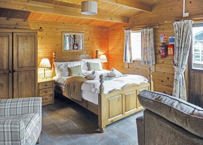 Studio timber lodge with one double.