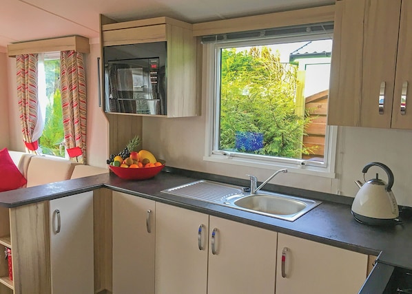 Fridge, oven, stovetop, toaster - Caravan with one double and one twin. (Newby Bridge, Lake Windermere)