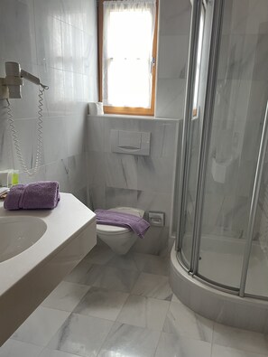 Dusche, Haartrockner, Handtücher, Seife