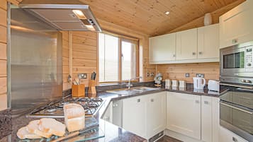 Réfrigérateur, un four, surface de cuisson, lave-vaisselle