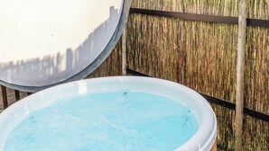 Una piscina con una valla de madera al fondo.