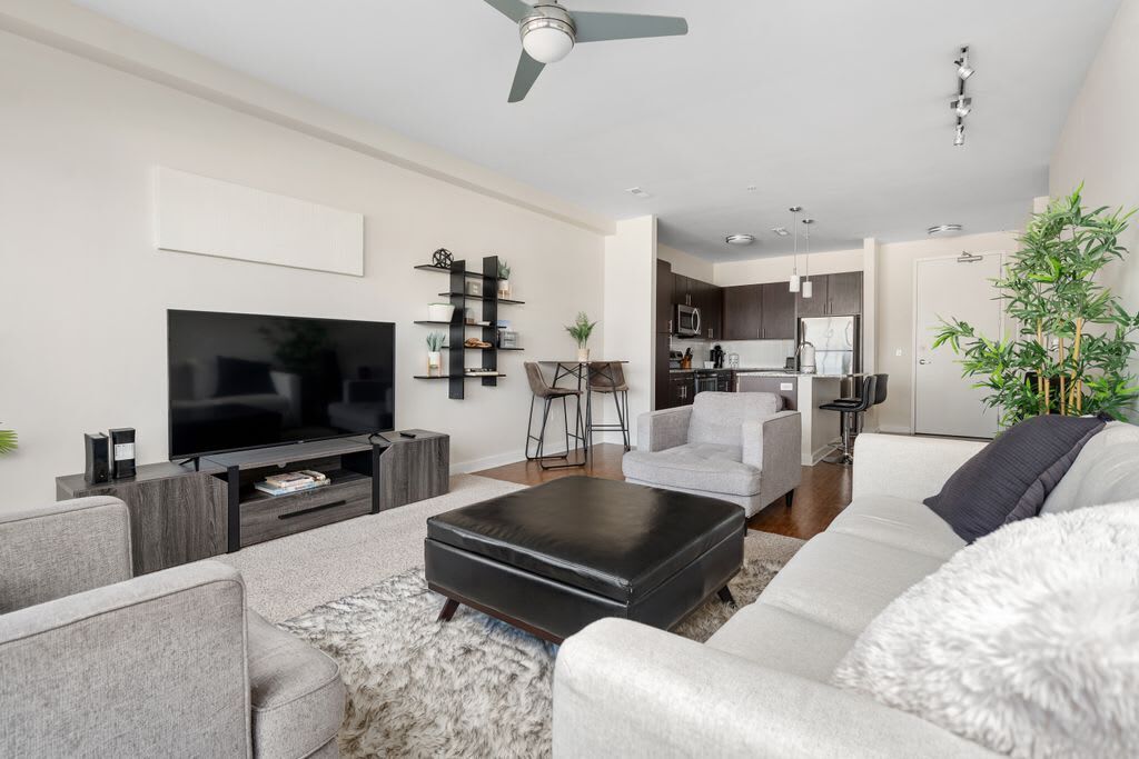 Stylish 2 bedroom with Pool and Hot Tub