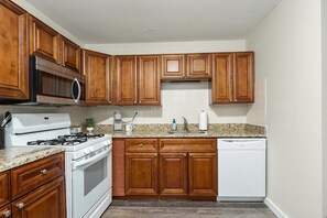 Fridge, microwave, oven, stovetop - Great 2 bedroom Summa (Columbus)