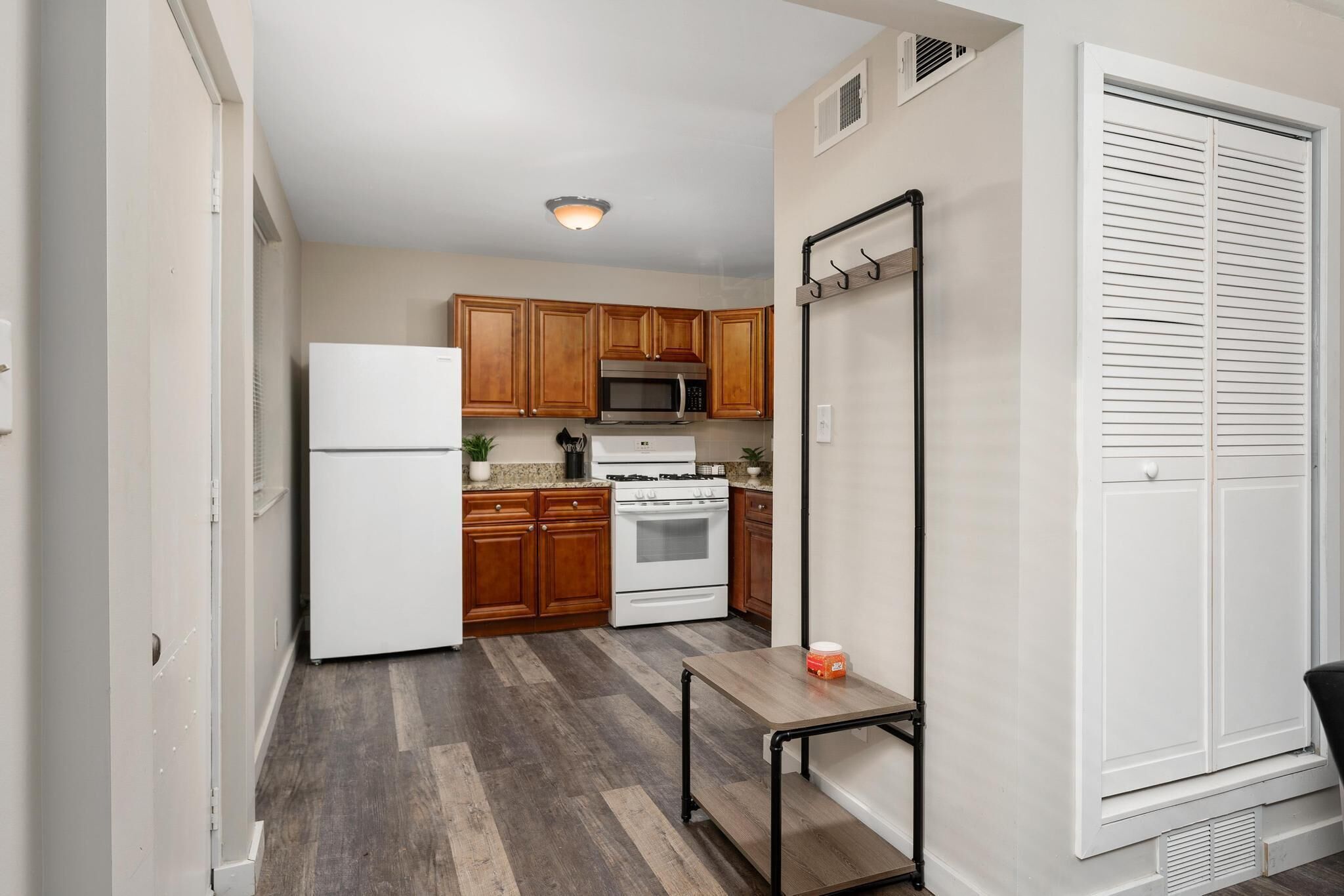 冷蔵庫、電子レンジ、オーブン、コンロ