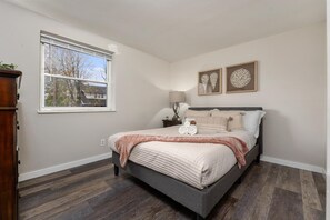 2 bedrooms, desk, iron/ironing board, WiFi - Great 2 bedroom Summa (Columbus)