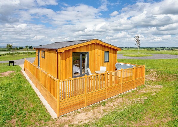 Exterior - Luxurious and contemporary lodge with stunning countryside views. (Bretby, Derbyshire)