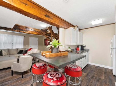Interior. Cheerful 4-Bedroom- Walking Distance to The Shoe