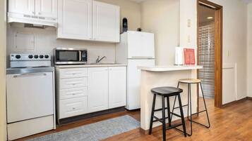 Réfrigérateur, plaque de cuisson, lave-vaisselle, cafetière/bouilloire