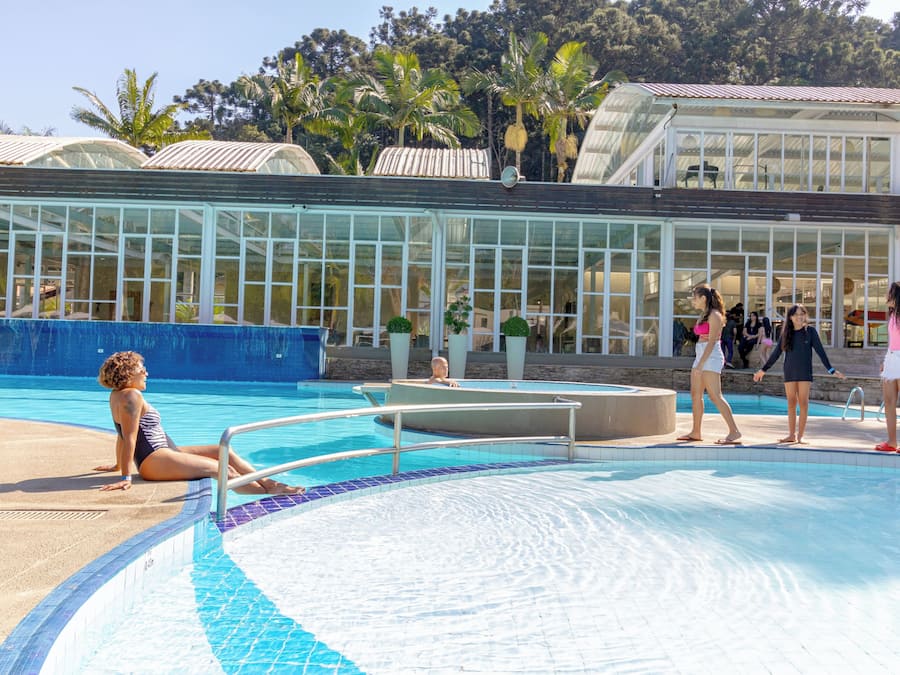 Alberca techada, alberca al aire libre y camastros