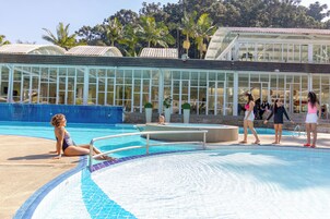 Piscina interna, piscina externa, espreguiçadeiras