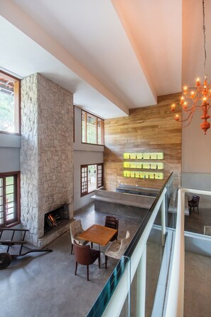2 bars/lounges