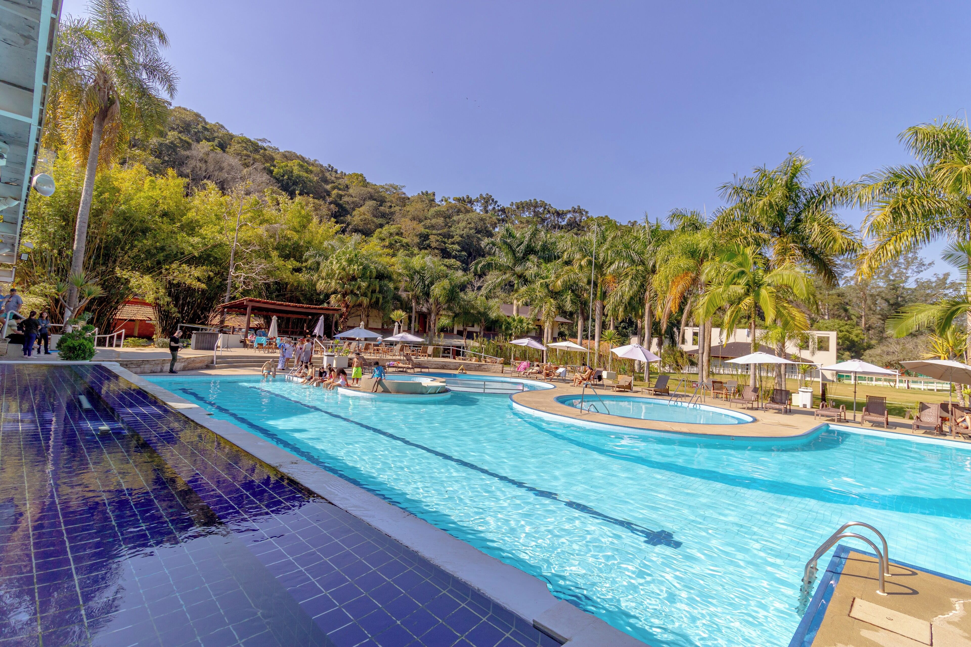 من حمّامات السباحة المغطاة، حمّام سباحة خارجي، مقاعد للتشمس