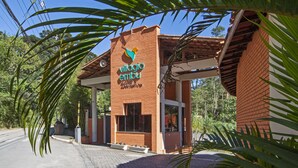 Un edificio de ladrillo con un letrero que dice "village embu".