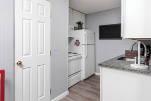 Frigorífico, microondas, horno y placa de cocina