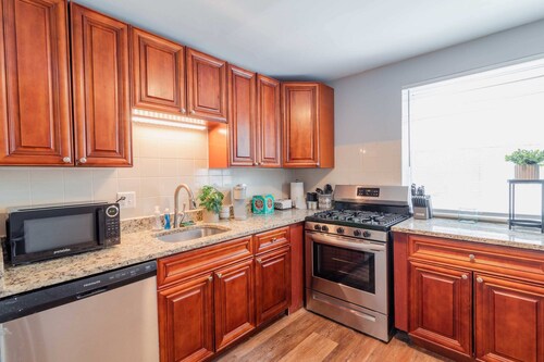 Centrally located near High St