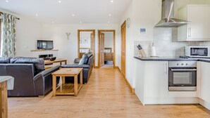 A modern apartment with a living room, kitchen, and a dining area. - Valley View Lodge Pet (Penybont, Llandrindod Wells)