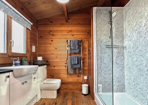 Bathroom - 2 bedroom accommodation in Market Bosworth, near Nuneaton (Market Bosworth, near Nuneaton)