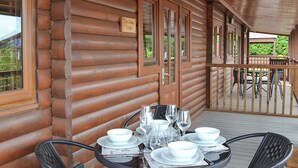 Outdoor dining - 2 bedroom accommodation in Market Bosworth, near Nuneaton (Market Bosworth, near Nuneaton)