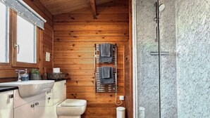 Bathroom - 2 bedroom accommodation in Market Bosworth, near Nuneaton (Market Bosworth, near Nuneaton)