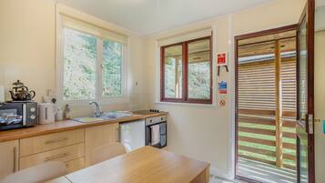 Een koelkast, een oven, een kookplaat, een broodrooster