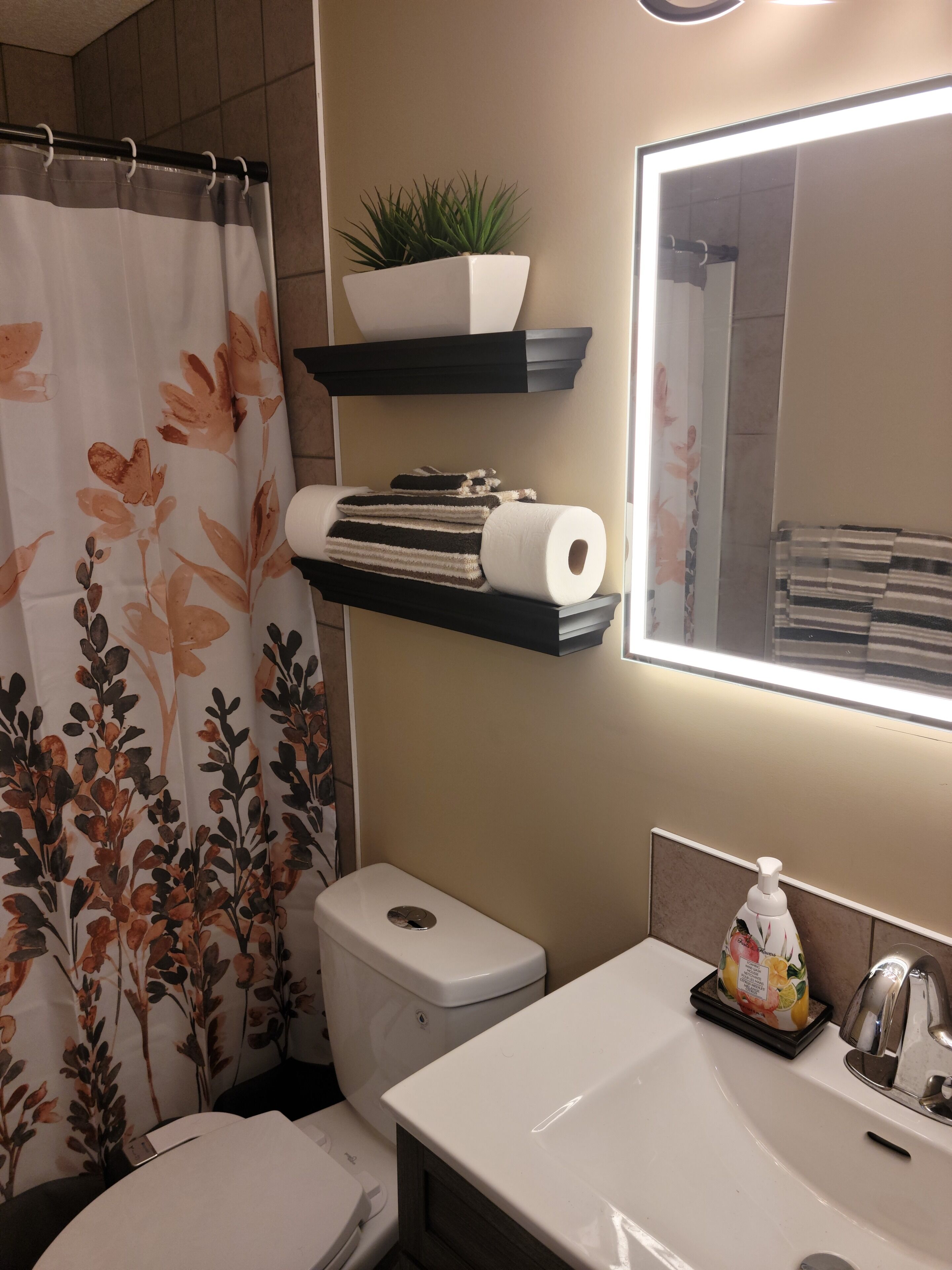 وحدات دش مع أحواض استحمام، مجففات شعر، مراحيض شطف، مناشف