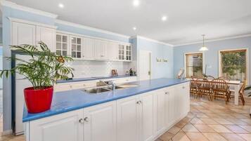 冰箱、微波炉、烤箱、炉灶