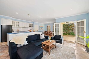 TV, livros, escritórios