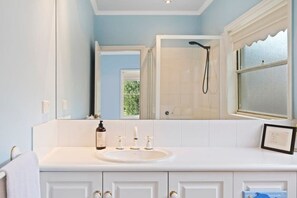 Baignoire, sèche-cheveux, serviettes fournies, shampoing