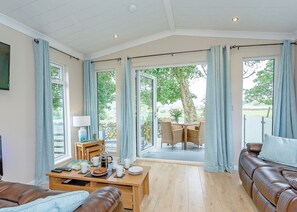 Ein geräumiger Wohnbereich mit einer Couch, einem Couchtisch und einem Esstisch.