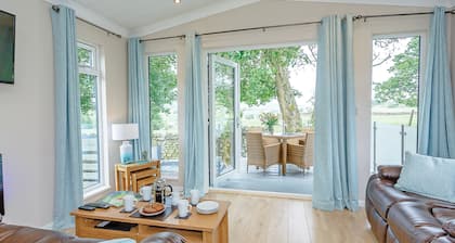 New in 2017. Modern and contemporary 14ft-wide lodge style holiday home.