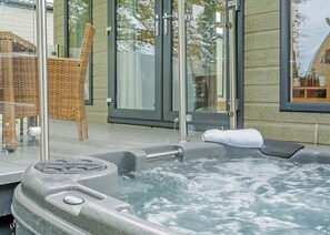 Indoor spa tub - New in 2017. Modern and contemporary 14ft-wide lodge style holiday home. (Hawes,)